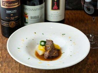 季節ならではの演出を添えた『牛ホホ肉の赤ワイン煮込み』