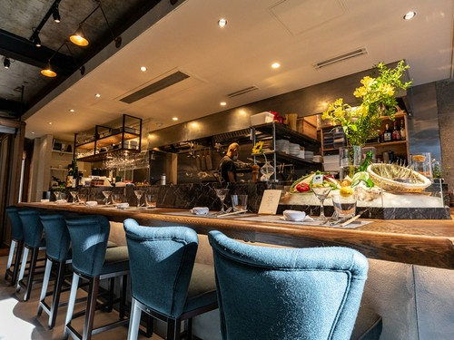 熟練シェフの技を間近で楽しむ