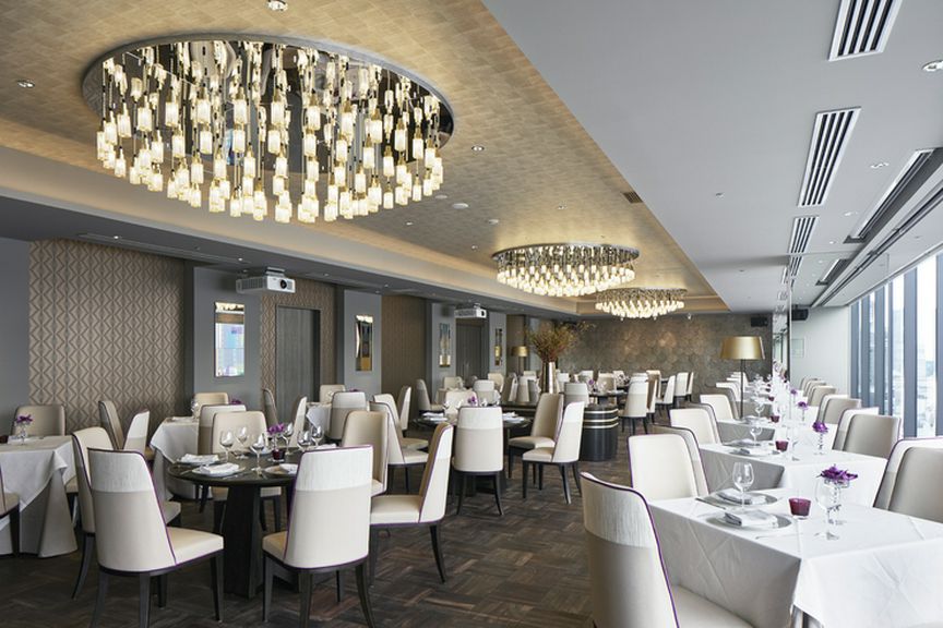 昼にはシャンパンやワインとともに優雅なランチを