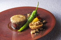 アミューズ・前菜・スープ・Wメイン・選べるデザートの全6品

前菜の盛り付けの美しさにも注目。華麗なシャンデリアが輝き、窓からは銀座の街並みを望む優美な空間で、唯一無二のおいしさに出会えるひとときを。