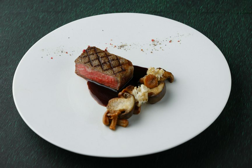 極上の霜降りと脂の甘みが特長の山形牛を堪能する、贅沢な時間