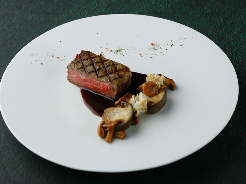 極上の霜降りと脂の甘みが特長の山形牛を堪能する、贅沢な時間