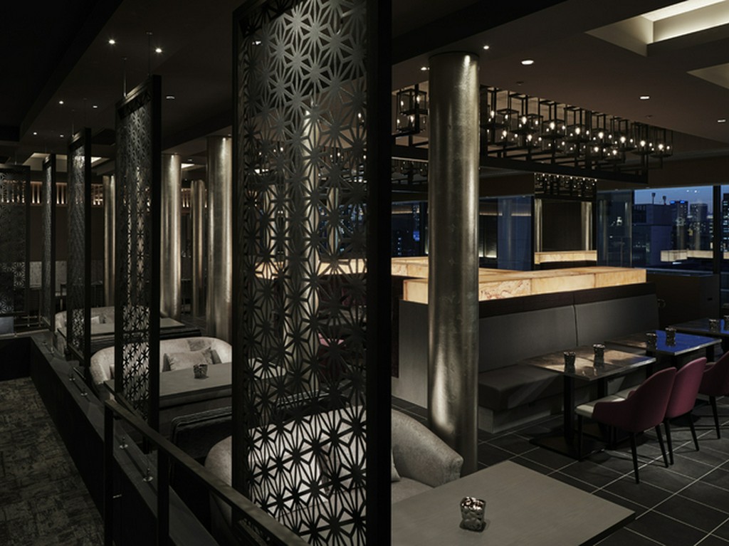 ビル13階からの眺望とともに、ラグジュアリーな雰囲気を体感