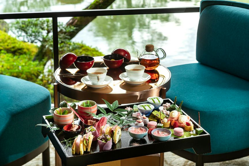 国指定名勝庭園「神苑」を眺めながら...約17種類のパティシエ特製スイーツ