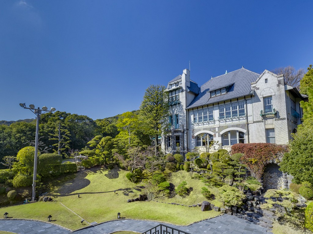 自然に囲まれた高台の上に佇む迎賓館で、特別なひとときを