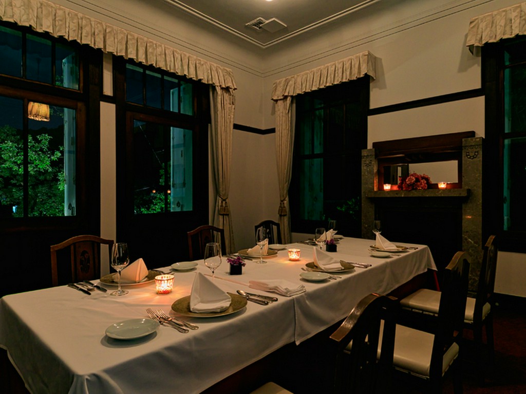 夜になるとムードが変わり、しっとりとした大人の雰囲気に