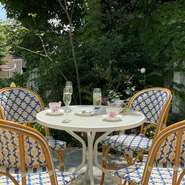 ガーデン内には溢れんばかりの光と緑、そしてハーブの香りを楽しみながらTeaを楽しめるガーデン席もあり、まるでヨーロッパ映画のワンシーンのような優雅な午後のひとときをお過ごしください。