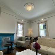 邸内ではソファやゆったりとしたチェアが配置され、ところどころに当時を思わせるような意匠や明治期のオリジナルとも言える鮮やかな青のタイル張りの暖炉が。穏やかで、ゆったりとした時間が流れます。