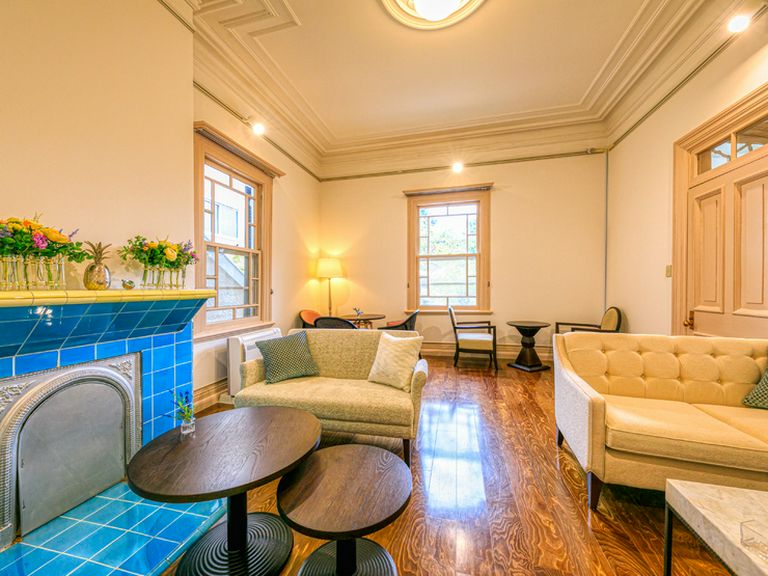 青いタイル張りの色鮮やかな暖炉が印象的な、寛ぎのスペース