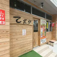 仲西バス停から歩いてすぐ。ウッディな外観がお店の目印です