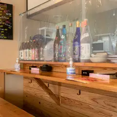 一人でじっくり飲みたい向きにはカウンター席で