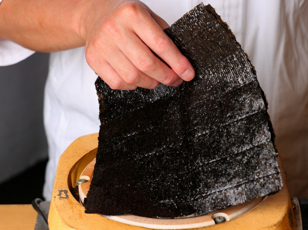 その日に使う分だけを丹念に手焼きしている『海苔』