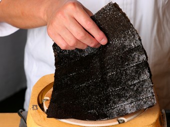 その日に使う分だけを丹念に手焼きしている『海苔』