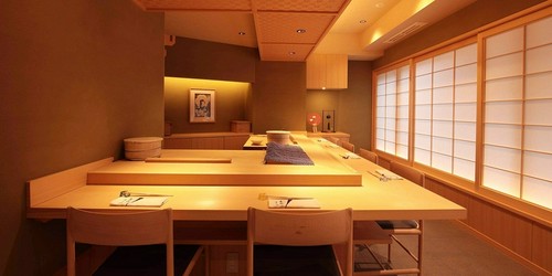 お寿司はやはりカウンター席で粋に味わいたいもの