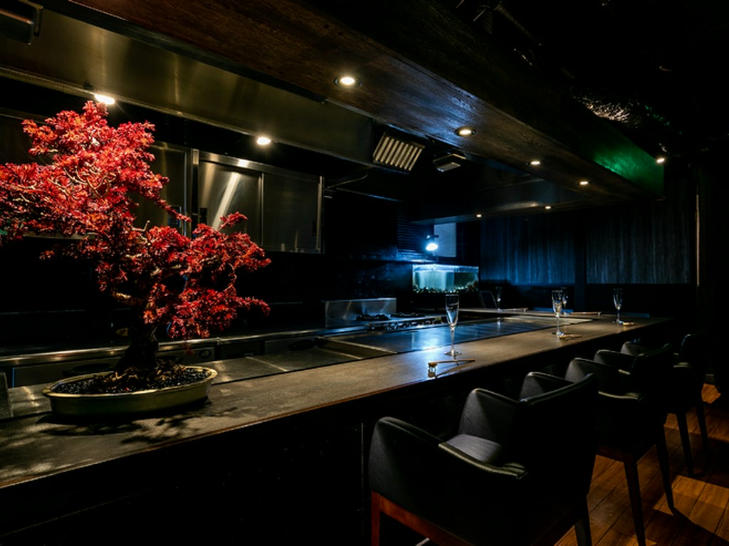 湯島駅や御徒町駅からすぐ。春日通りに面したビルの2階です