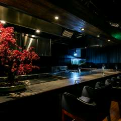 湯島駅や御徒町駅からすぐ。春日通りに面したビルの2階です