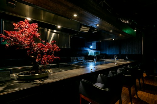 湯島駅や御徒町駅からすぐ。春日通りに面したビルの2階です