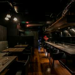 店内は全20席。L字型の鉄板カウンターとテーブル席で構成