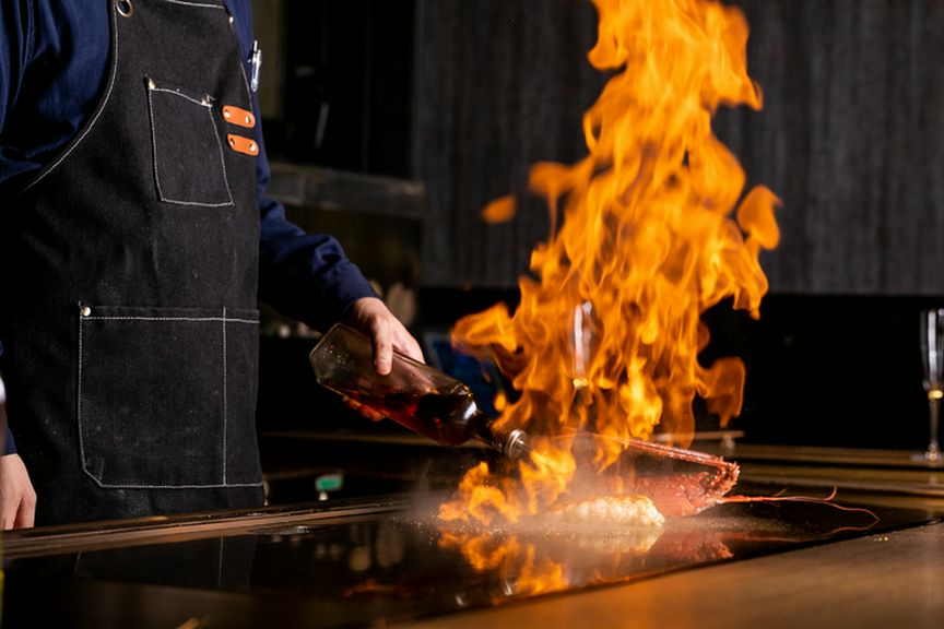 目の前で繰り広げられる鉄板焼きのライブパフォーマンスが楽しみ