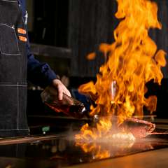 目の前で繰り広げられる鉄板焼きのライブパフォーマンスが楽しみ