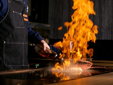 目の前で繰り広げられる鉄板焼きのライブパフォーマンスが楽しみ