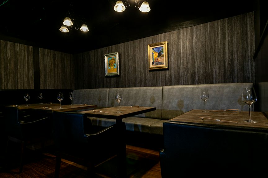 ちょっとした会食、家族の記念日などにはテーブル席がおすすめ