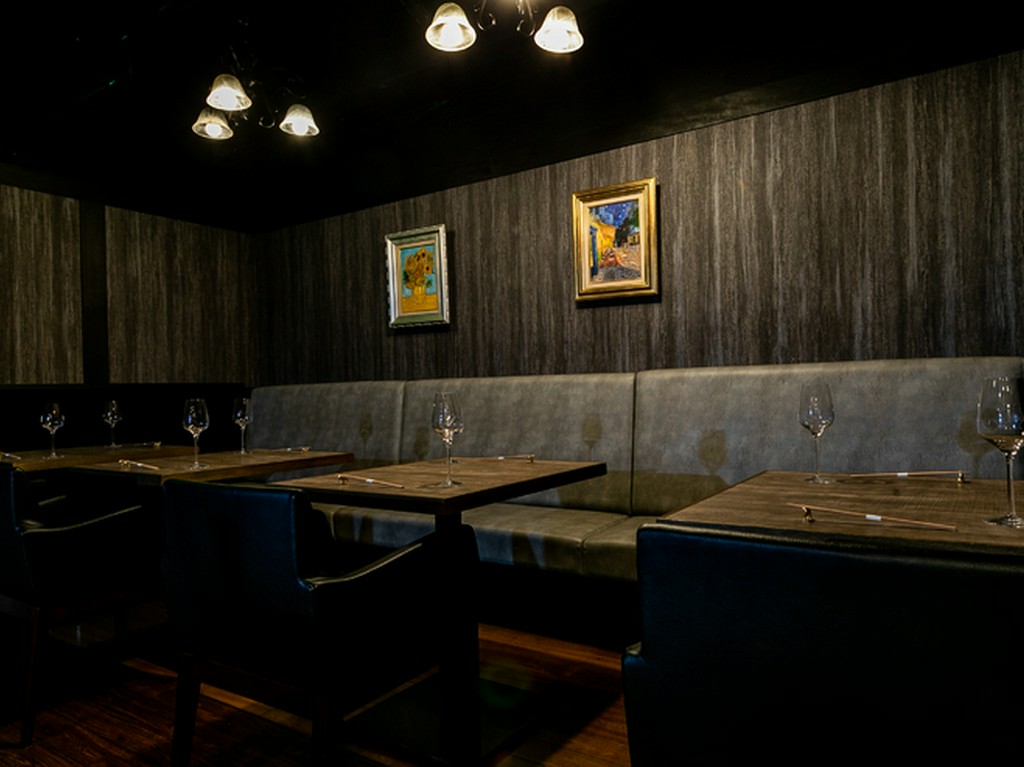 ちょっとした会食、家族の記念日などにはテーブル席がおすすめ