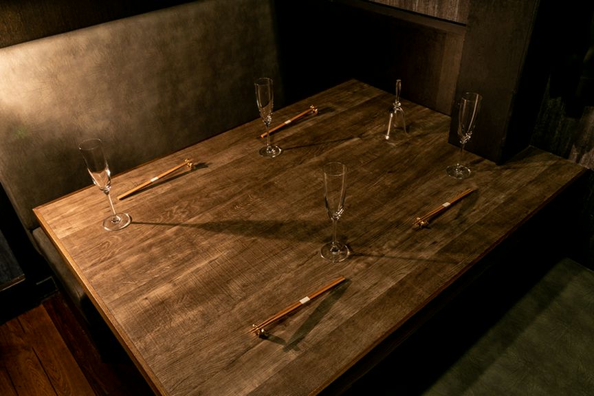 周囲と隔てられた半個室的に利用できるテーブル席も用意