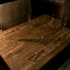 周囲と隔てられた半個室的に利用できるテーブル席も用意