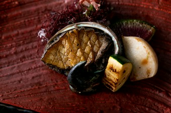 アワビの鉄板焼と最高級A5ランク黒毛和牛赤身ステーキをWメインで楽しめる全9品