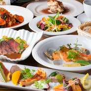 前菜には人気のカルパッチョや黒毛和牛舌のサラダ　鮮魚のアクアパッツァに和牛ステーキ　パスタのフルコース食後はお好きなドルチェ＆ドリンクをセット。大満足のコースメニューを、ぜひ。
※画像はイメージです。