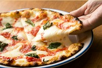 自家製生地のピザを高温のピザ窯で一気に焼き上げます。
パリっとしたオリジナル生地の食感をお楽しみ下さい。
（ハーフサイズ　880円）