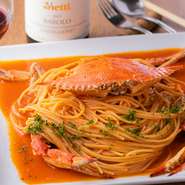 新鮮な渡りガニをまるごと使ったパスタ。カニの旨みをしっかり抽出したトマトソースはまろやかでコクがあり、パスタとの相性は抜群です。
※時期・天候により入荷しない場合がございます