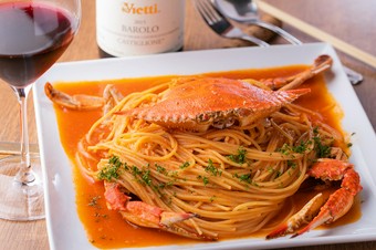 カニ好きにはたまらない『活渡りガニのトマトソース スパゲッティ』（2人前より）