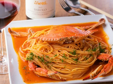 カニ好きにはたまらない『活渡りガニのトマトソース スパゲッティ』(2人前より)