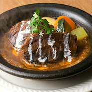 黒毛和牛の牛ホホ肉を香味野菜と
自家製デミグラスソースでじっくりと長時間煮込みました。
柔らかく煮込んだホロホロのお肉は、まろやかなデミグラスソースがよく合います。
ハーフサイズ(1400円）
