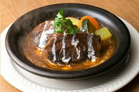 黒毛和牛の牛ホホ肉を香味野菜と
自家製デミグラスソースでじっくりと長時間煮込みました。
柔らかく煮込んだホロホロのお肉は、まろやかなデミグラスソースがよく合います。
ハーフサイズ(1400円）