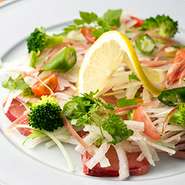 季節の鮮魚を使用したカルパッチョです。鮮魚ならではの旨味を香味野菜とカルパッチョソースが引き立ててくれます。
ハーフサイズ(1078円）