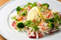 季節の鮮魚を使用したカルパッチョです。鮮魚ならではの旨味を香味野菜とカルパッチョソースが引き立ててくれます。
ハーフサイズ(1078円）