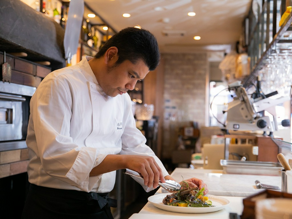 真剣に料理に取り組むシェフ