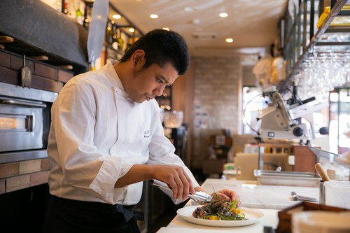 真剣に料理に取り組むシェフ