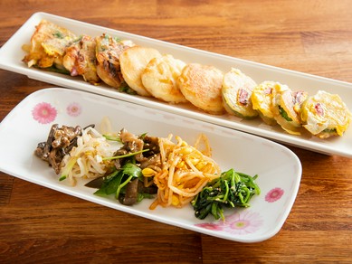 タレの味わいと絶妙にマッチ『京野菜のナムルとチヂミ盛り合わせ』