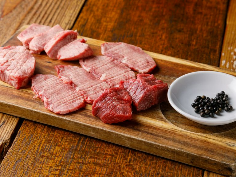 分厚さに大満足! タンの色々な部位をまとめて堪能できる『牛タンもり合せ』