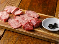 分厚さに大満足！　タンの色々な部位をまとめて堪能できる『牛タンもり合せ』