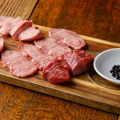 分厚さに大満足！　タンの色々な部位をまとめて堪能できる『牛タンもり合せ』
