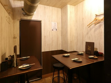 温かみのあるアットホームな店内でくつろぐ