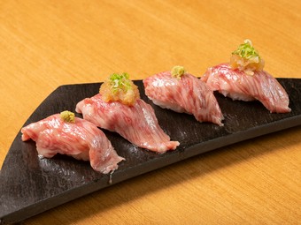 絶品黒毛和牛をレア炙りした贅沢な一品『絶品黒毛和牛てまり寿司』