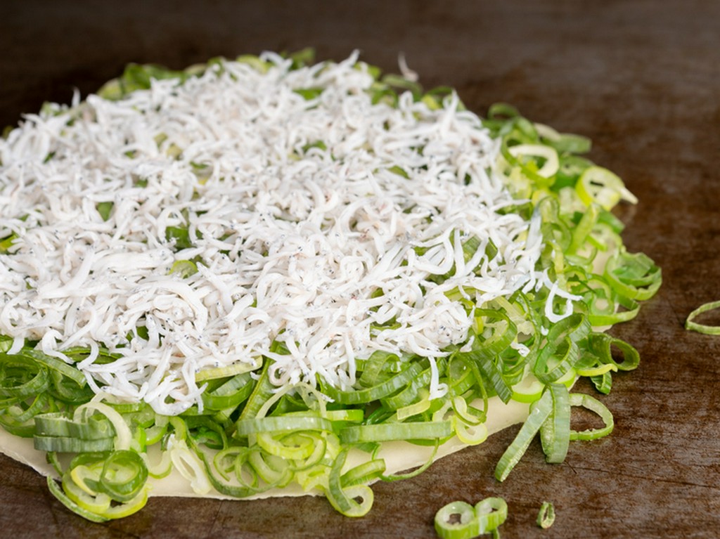 九条ネギの甘みとしらすのほどよい塩気がたまらない絶品メニュー『ネギ焼き　しらす』