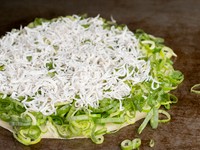 九条ネギの甘みとしらすのほどよい塩気がたまらない絶品メニュー『ネギ焼き　しらす』