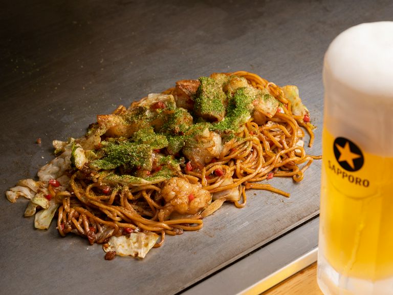 ホソのプリプリ食感がくせになる、自家製ブレンドソースを使用した『焼きそば ホソ』